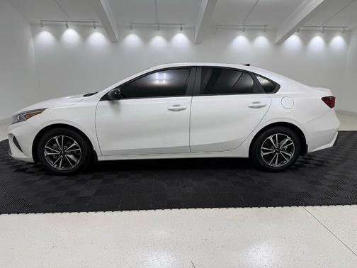 Snow White Pearl 2024 Kia Forte LXS