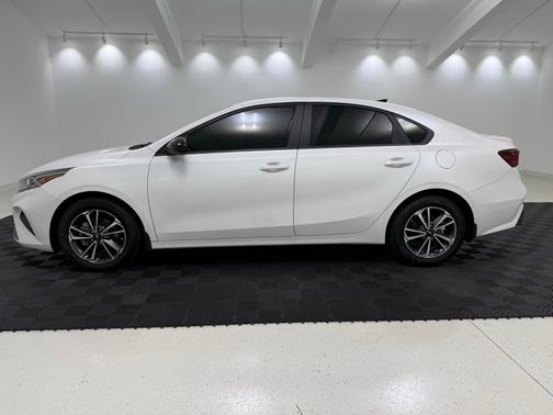 Snow White Pearl 2024 Kia Forte LXS