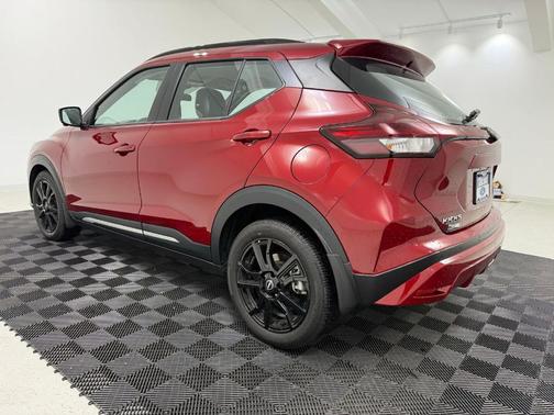 Scarlet Ember 2024 Nissan Kicks SR