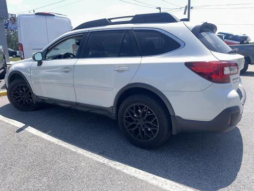 Crystal White Pearl 2018 Subaru Outback 3.6R Limited