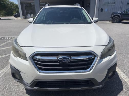 Crystal White Pearl 2018 Subaru Outback 3.6R Limited