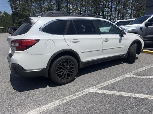 Crystal White Pearl 2018 Subaru Outback 3.6R Limited