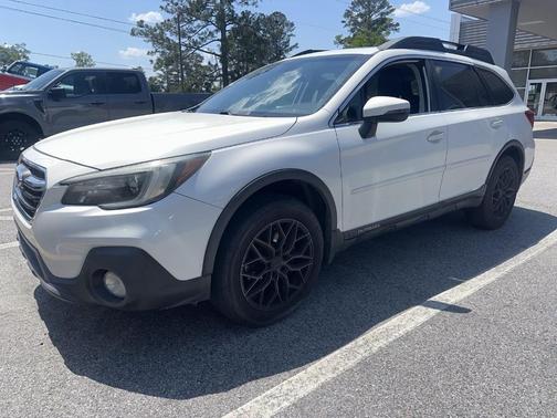 Crystal White Pearl 2018 Subaru Outback 3.6R Limited