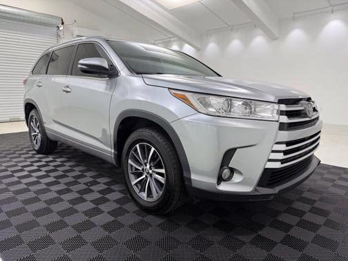 Celestial Silver Metallic 2017 Toyota Highlander XLE
