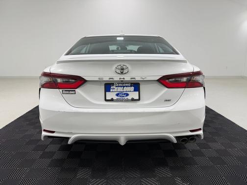 Ice 2023 Toyota Camry SE