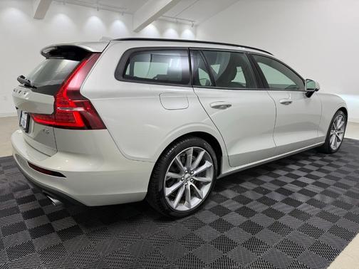 2020 Volvo V60 T5 Momentum