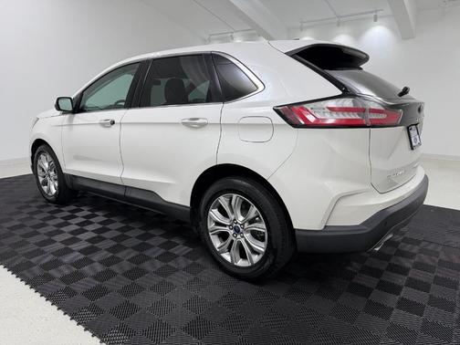 White Metallic 2022 Ford Edge Titanium
