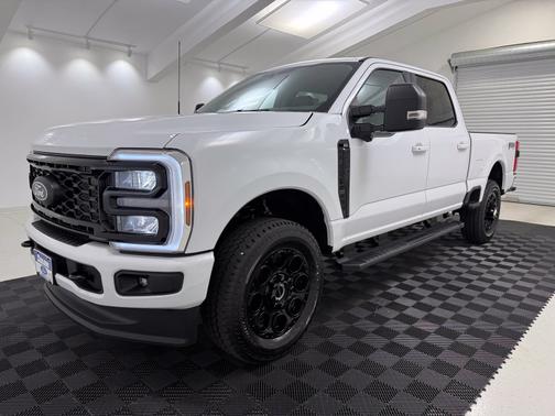 Oxford White 2027 Ford F-250 XLT