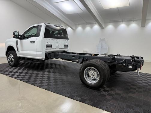 Oxford White 2025 Ford F-350 XLT