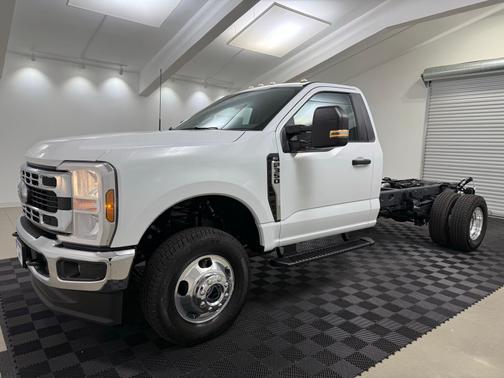 Oxford White 2025 Ford F-350 XLT