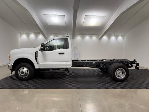 Oxford White 2025 Ford F-350 XLT