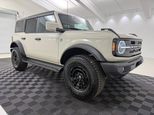 Desert Sand 2026 Ford Bronco Outer Banks