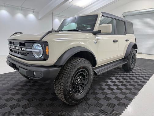 Desert Sand 2026 Ford Bronco Outer Banks