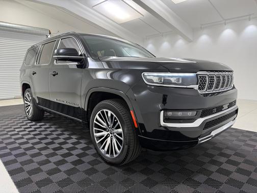 Diamond Black Crystal Pearlcoat 2023 Jeep Grand Wagoneer Series III