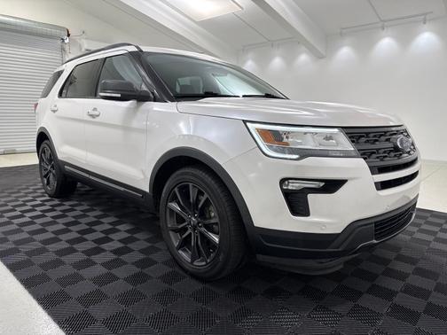 White Platinum Clearcoat Metallic 2018 Ford Explorer XLT