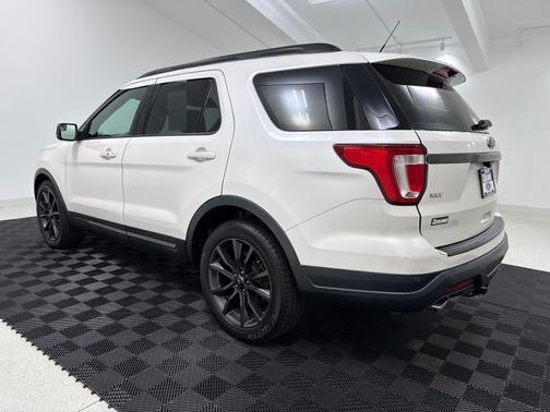 White Platinum Clearcoat Metallic 2018 Ford Explorer XLT
