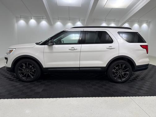 White Platinum Clearcoat Metallic 2018 Ford Explorer XLT