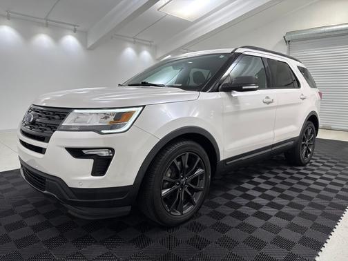 White Platinum Clearcoat Metallic 2018 Ford Explorer XLT