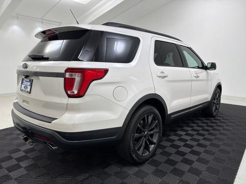 White Platinum Clearcoat Metallic 2018 Ford Explorer XLT