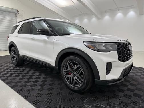 Star White Metallic Tri-Coat 2026 Ford Explorer ST-Line