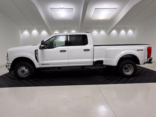 Oxford White 2025 Ford F-350 XLT