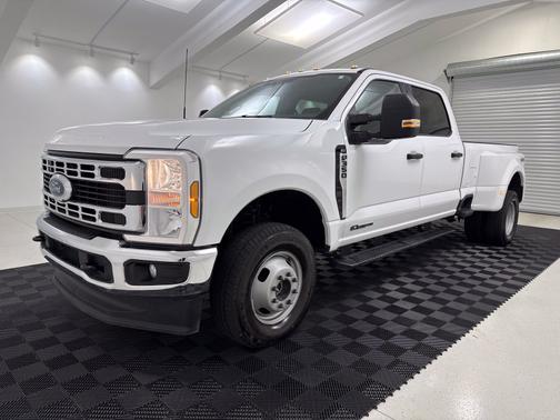 Oxford White 2025 Ford F-350 XLT
