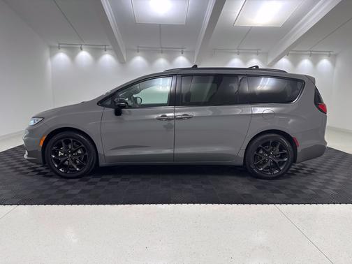 Ceramic Gray Clearcoat 2025 Chrysler Pacifica Limited