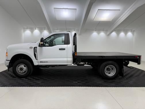 Oxford White 2023 Ford F-350 XLT