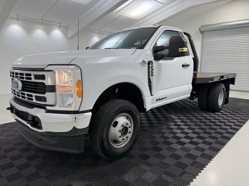 Oxford White 2023 Ford F-350 XLT