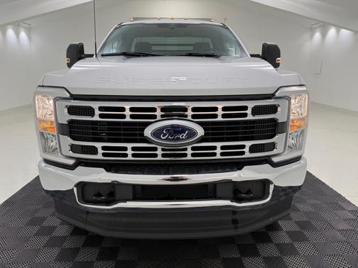 Oxford White 2023 Ford F-350 XLT