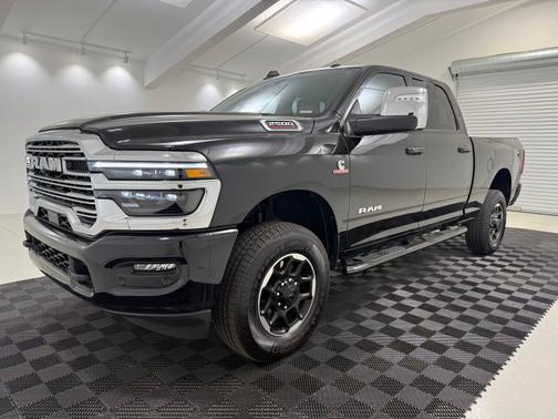 Diamond Black Crystal Pearlcoat 2025 RAM 2500 Laramie