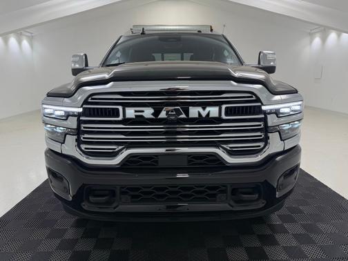 Diamond Black Crystal Pearlcoat 2025 RAM 2500 Laramie