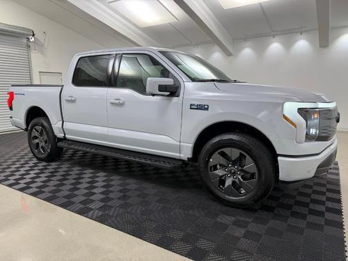 2025 Ford F-150 Lightning LARIAT