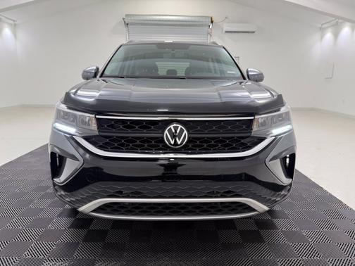 Gray 2022 Volkswagen Taos 1.5T SE