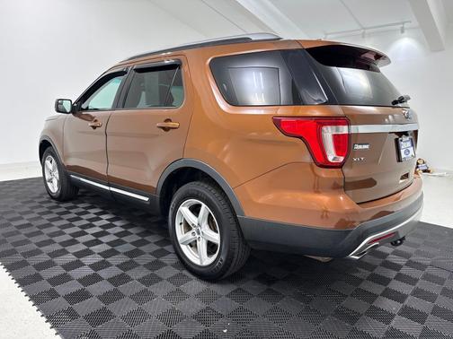 Canyon Ridge Metallic 2017 Ford Explorer XLT