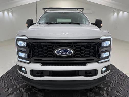 Oxford White 2023 Ford F-250 XL