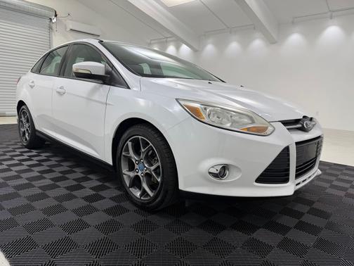 Oxford White 2013 Ford Focus SE