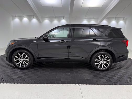 Black Metallic 2025 Ford Explorer ST-Line 4WD