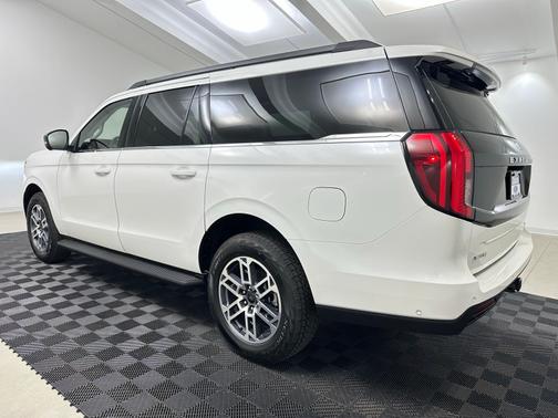 Star White Metallic Tri-Coat 2025 Ford Expedition Max Active