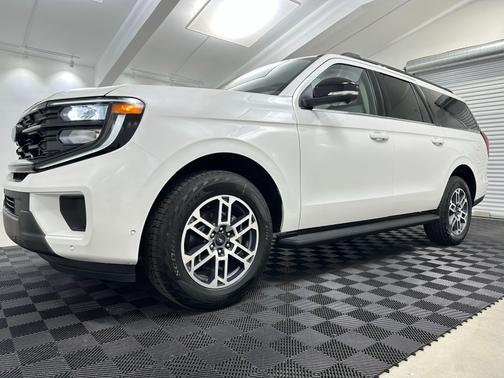 Star White Metallic Tri-Coat 2025 Ford Expedition Max Active