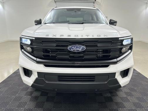 Star White Metallic Tri-Coat 2025 Ford Expedition Max Active