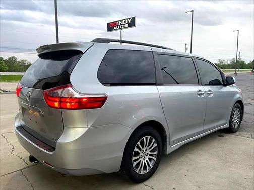 2020 Toyota Sienna XLE