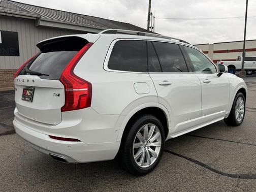 2016 Volvo XC90 T6 Momentum