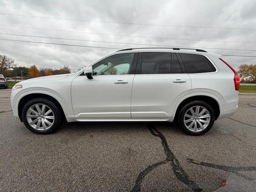 2016 Volvo XC90 T6 Momentum
