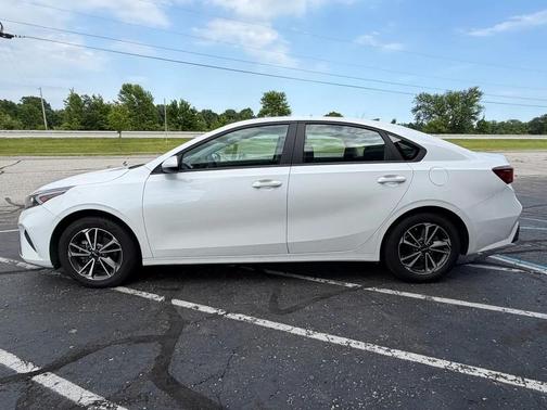 Snow White Pearl 2023 Kia Forte LXS