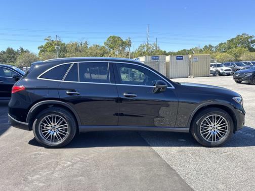 2025 Mercedes-Benz GLC 300 