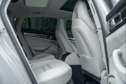 2023 Porsche Panamera 4 Platinum Edition