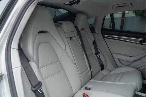 2023 Porsche Panamera 4 Platinum Edition