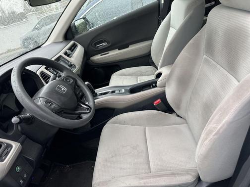 Platinum White Pearl 2019 Honda HR-V LX