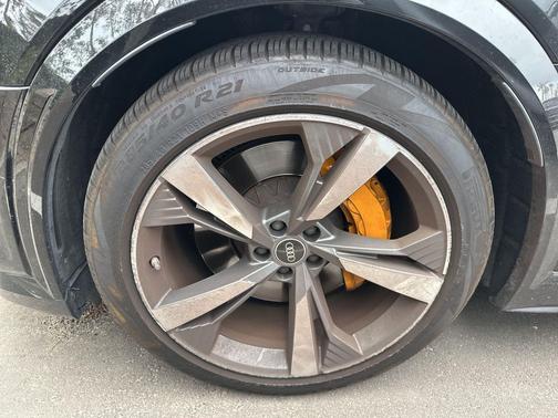 Mythos Black Metallic 2022 Audi e-tron S Premium Plus